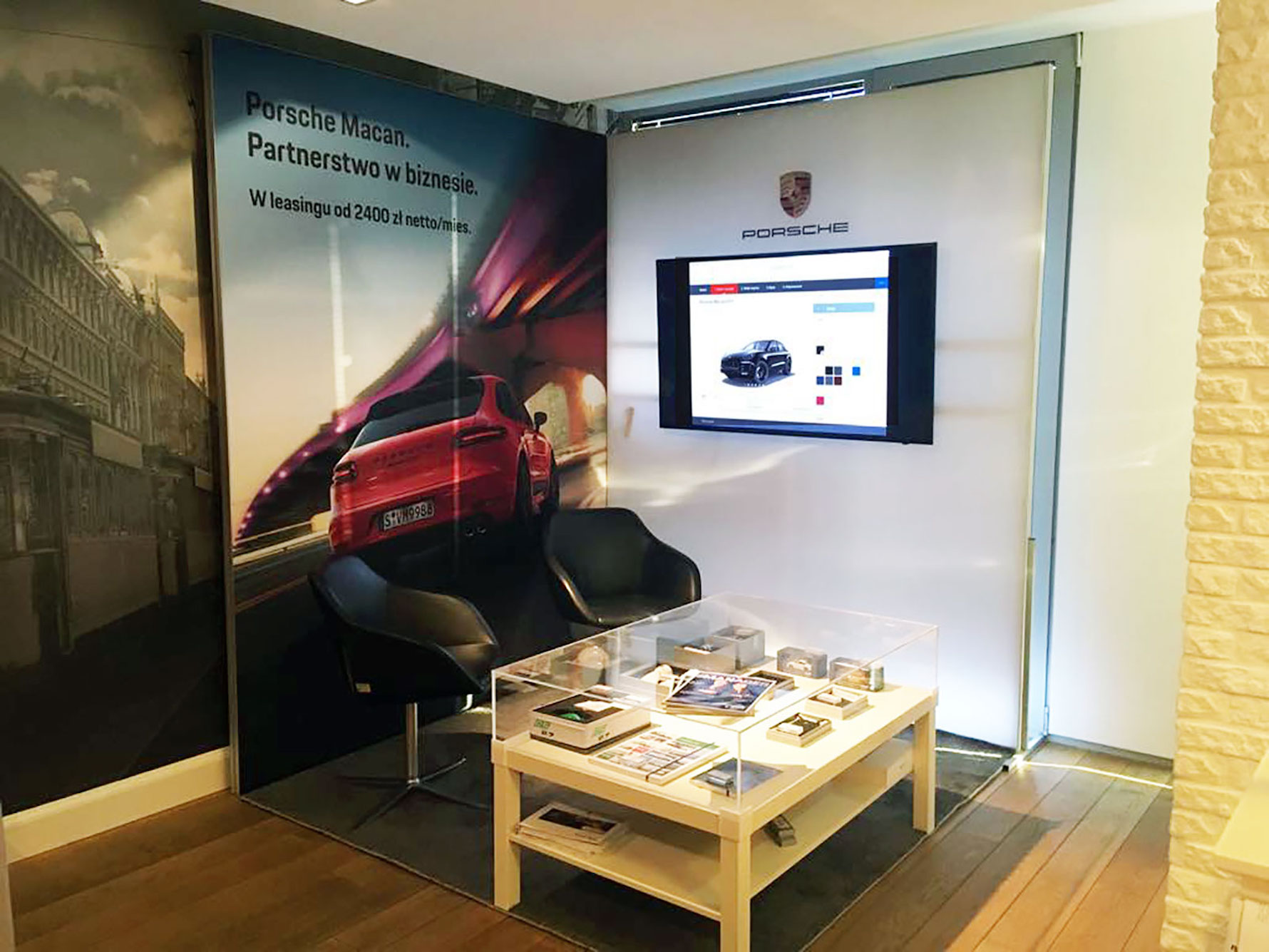 Stoisko Porsche z TV i meblami